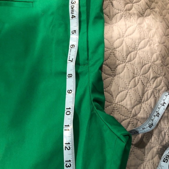NWT Simply vera vera Wang capris
Kelly green
Perfect spring staple. - Picture 10 of 12